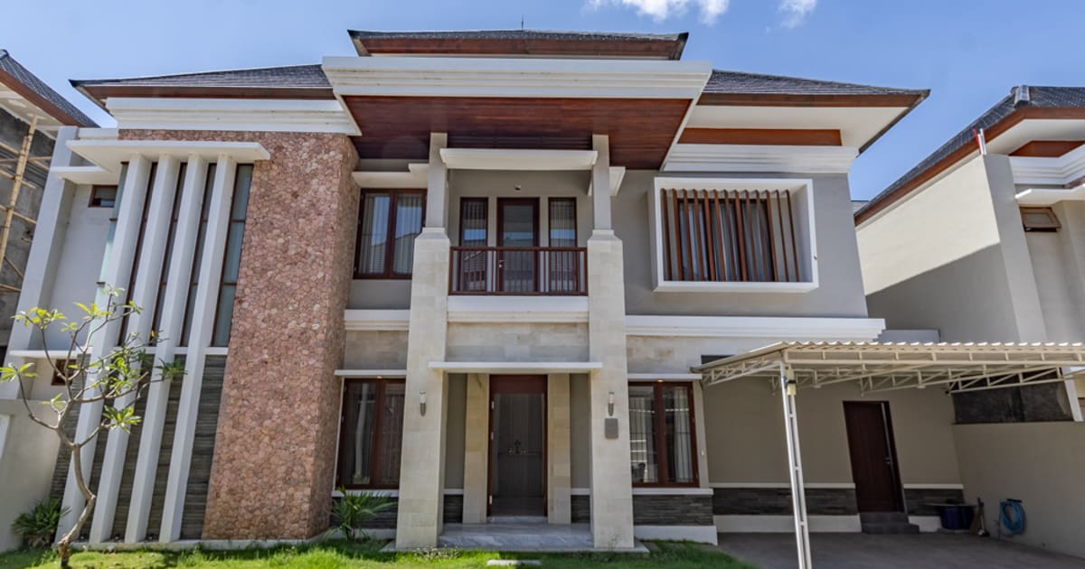 Freehold Property Luxurious 4br House In Kesiman Kertalangu in Denpasar Timur