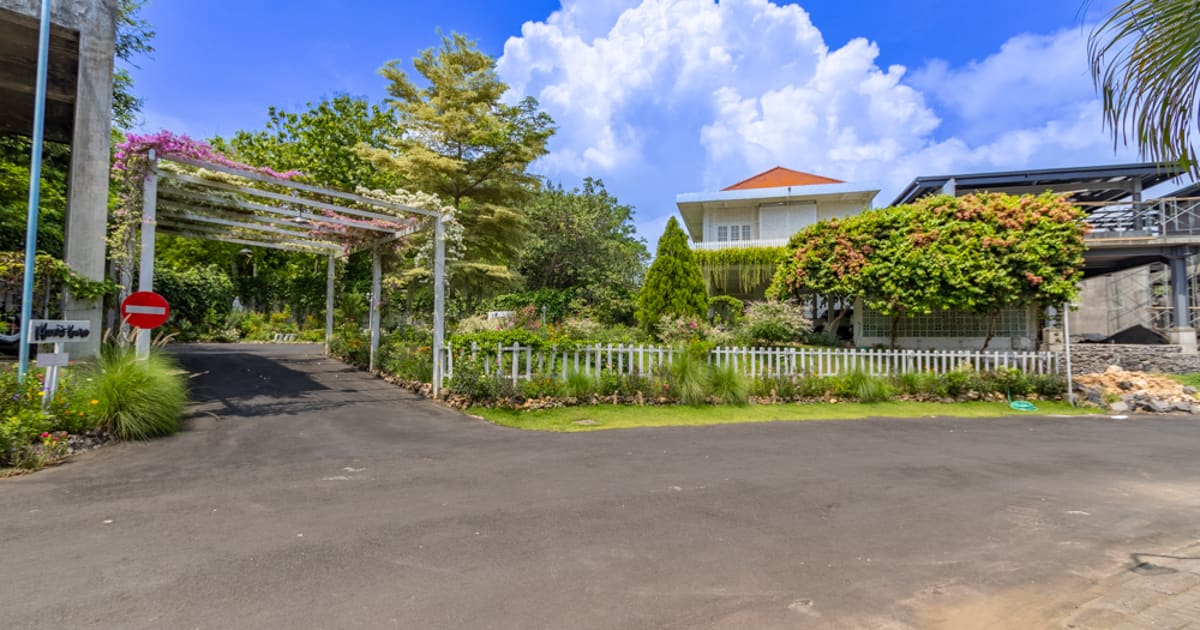 Freehold Property Luxury Santorini House In Nusa Dua in Nusa Dua