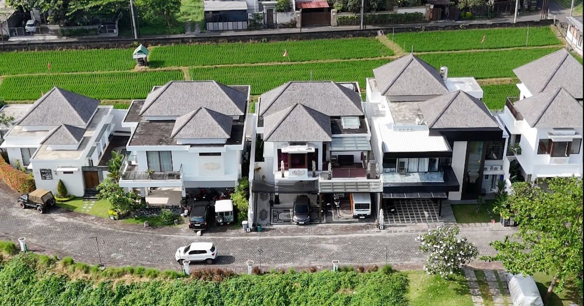 Freehold Property Modern Contemporary 4 Br House In East Denpasar in Denpasar Timur