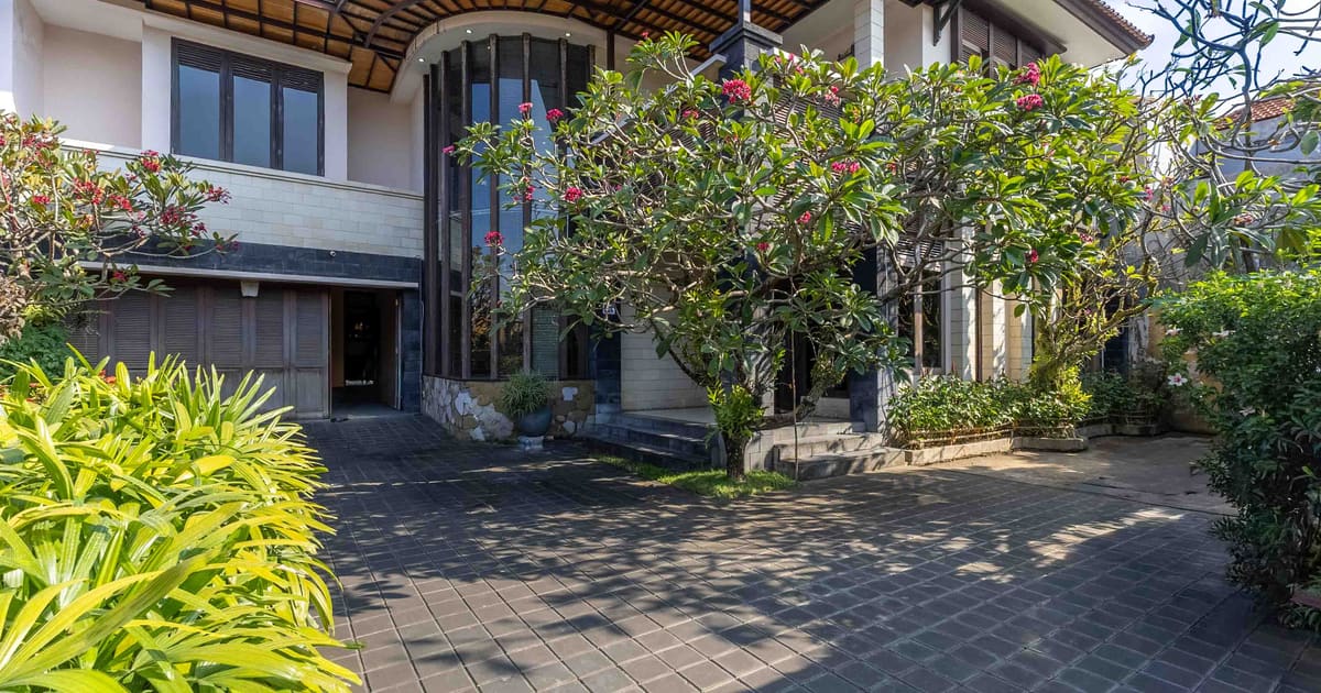 Freehold Property Luxury Mansion In The Heart Of Renon – Premium Location, Ultimate Privacy in Renon