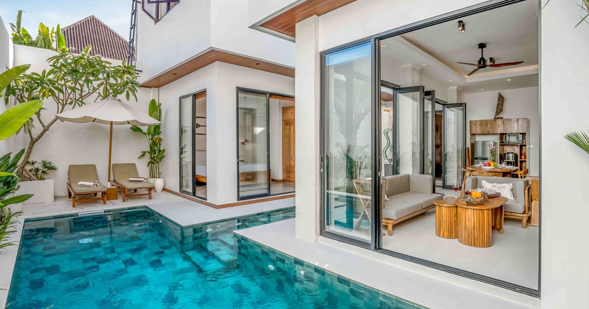 Vila Hak Milik Vila Modern Tropis 3 Kamar Dengan Kolam Renang Pribadi Dekat Seminyak in Kerobokan
