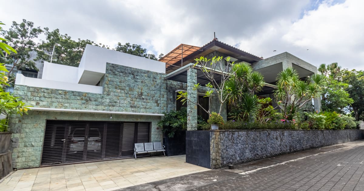 Freehold Property Luxurious Classic 6br Semi Villa In Jimbaran in Jimbaran