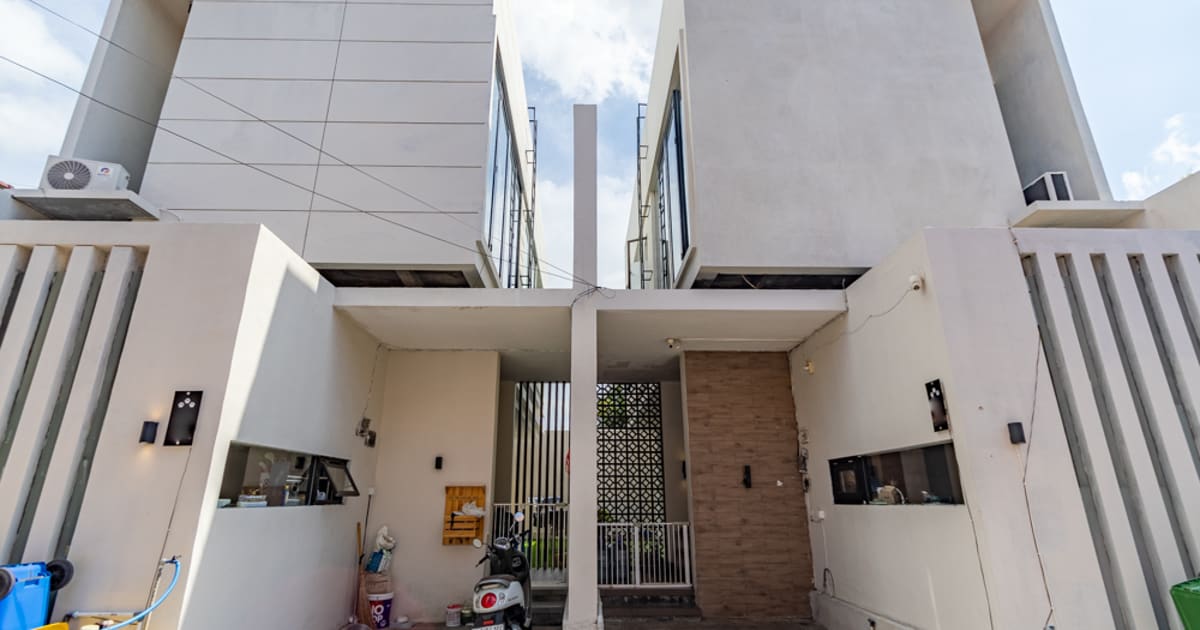 Freehold Property Semi Industrial 4br House In Kerobokan in Kerobokan